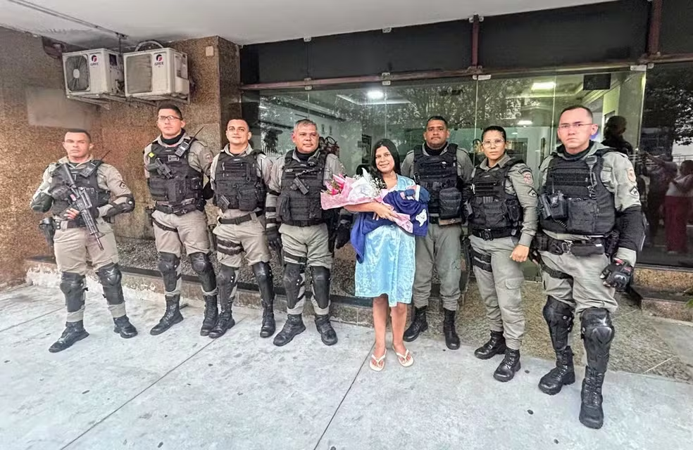 No dia das mães, policial auxilia mulher em parto dentro de carro