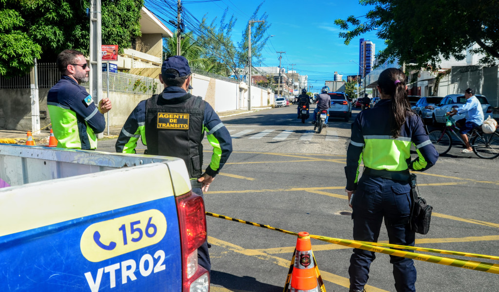 Veja bloqueios no trânsito e pontos para veículos por aplicativos e táxis