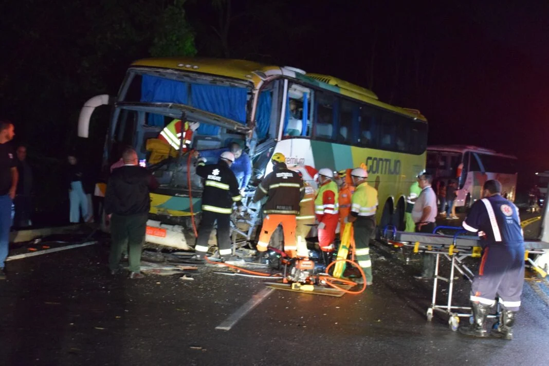 Ônibus de SP com destino a Mossoró colide com carreta em MG