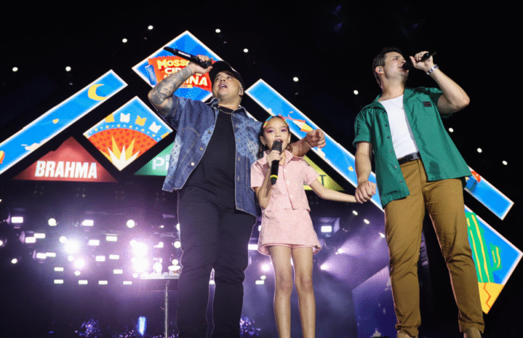 Menina de 8 anos canta com Matheus e Kauan durante show em Mossoró