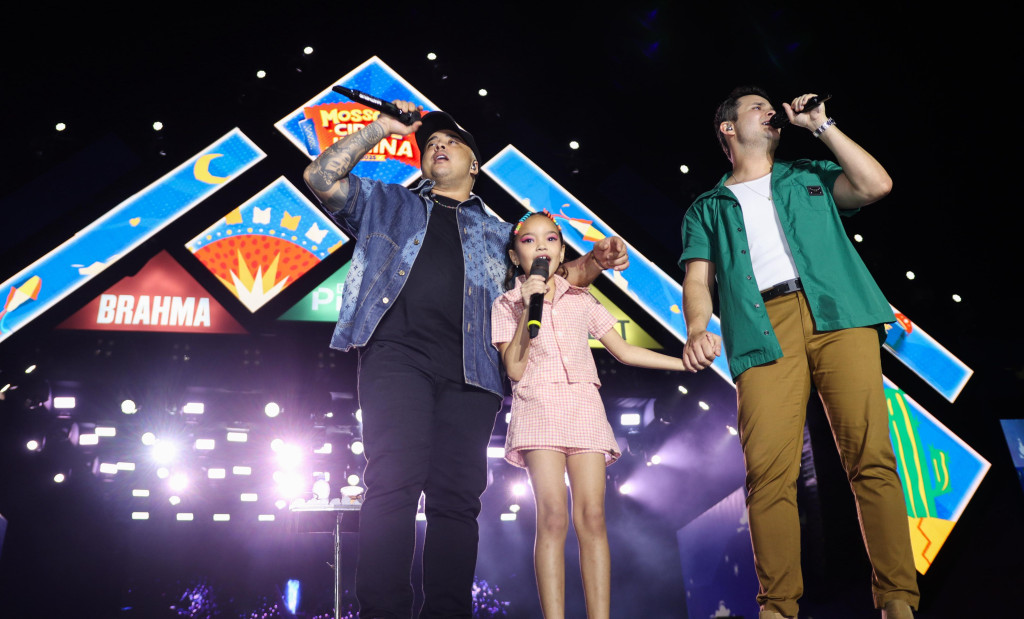 Menina de 8 anos canta com Matheus e Kauan durante show em Mossoró
