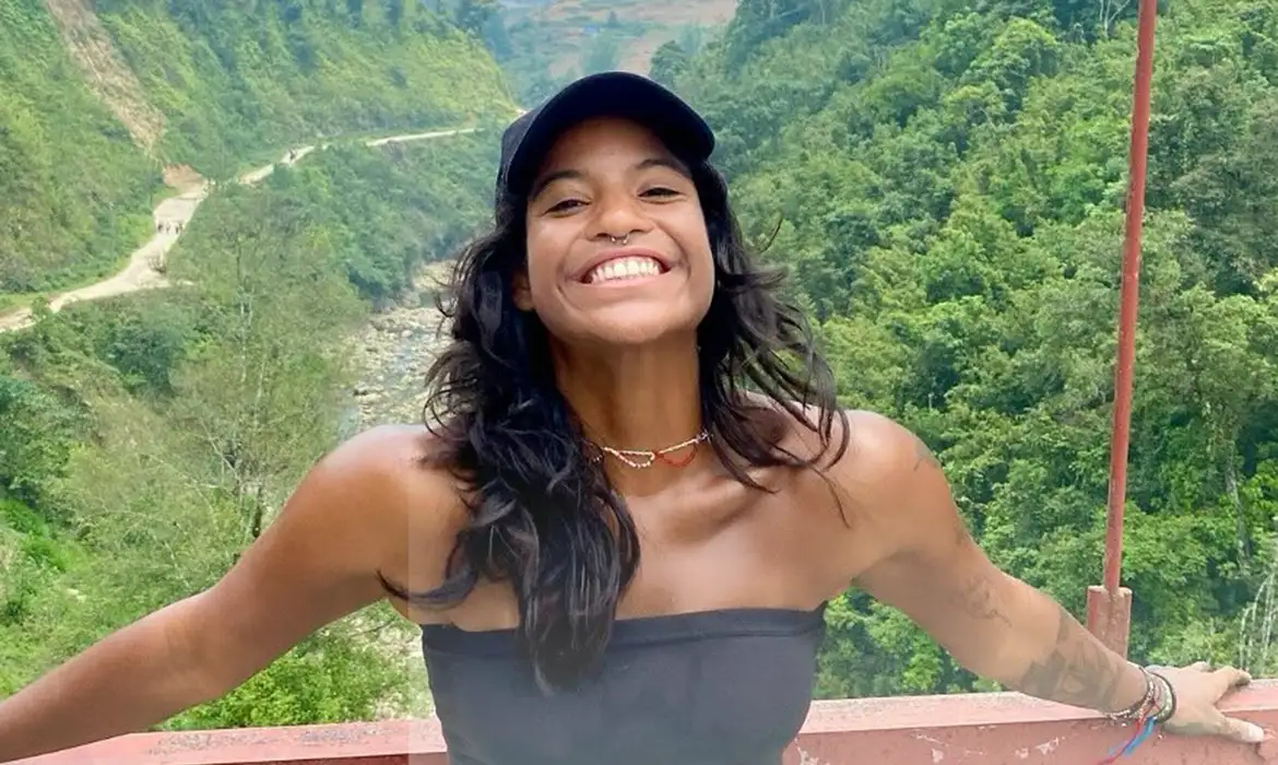 Brasileira que caiu em vulcão na Indonésia espera resgate há 4 dias