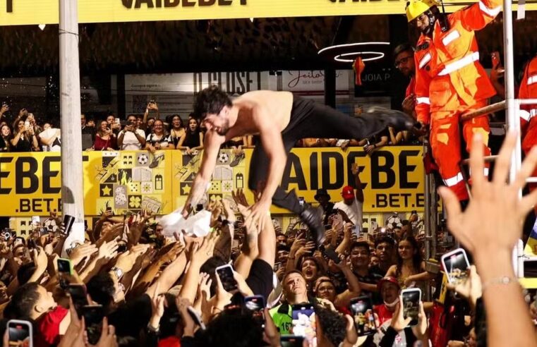 Nattan se joga nos braços do público durante show no Mossoró Cidade Junina