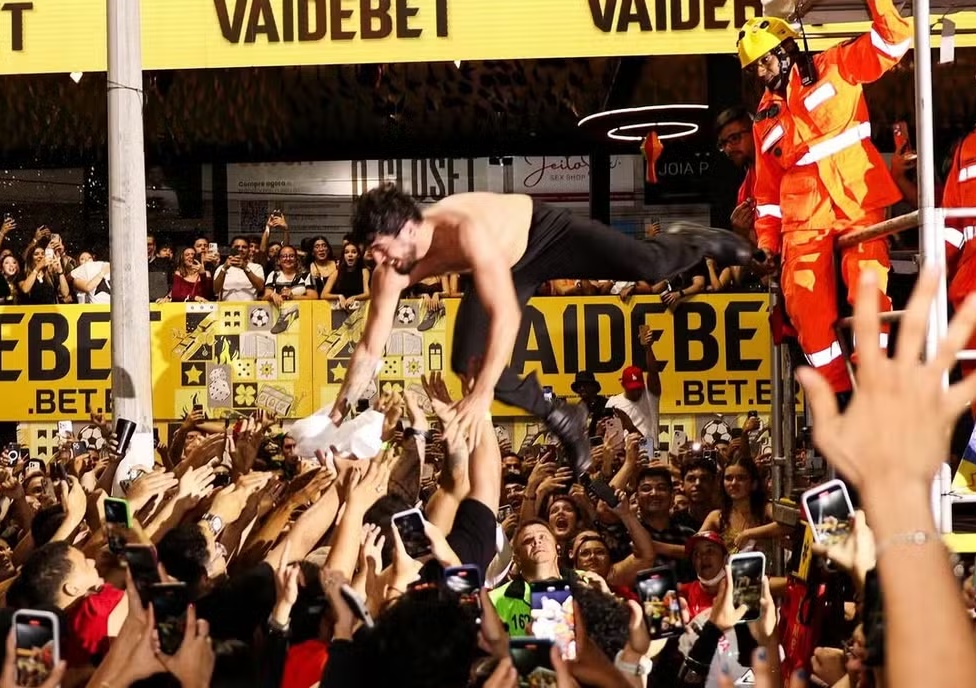 Nattan se joga nos braços do público durante show no Mossoró Cidade Junina