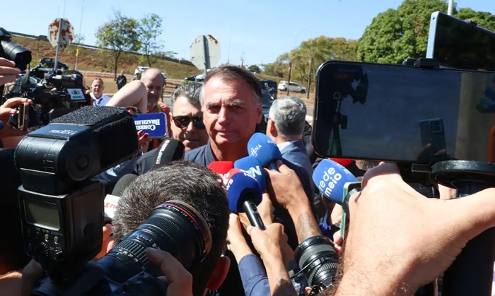 Pen drive achado na casa de Bolsonaro tem conteúdo irrelevante, diz PF