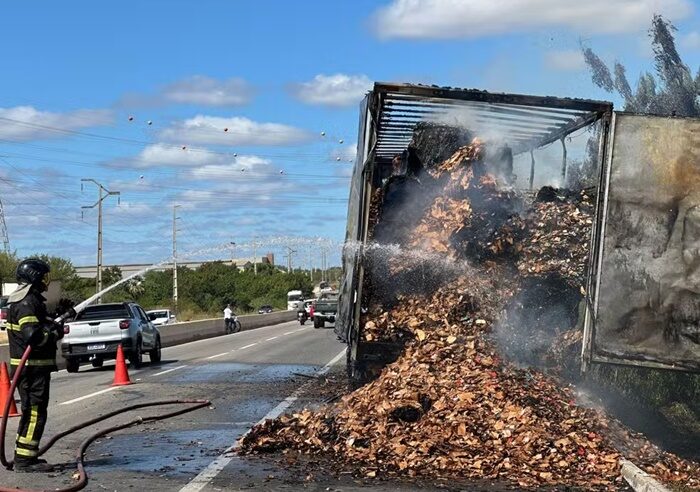Carreta com 20 toneladas de papelão pega fogo em Mossoró