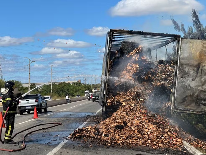 Carreta com 20 toneladas de papelão pega fogo em Mossoró