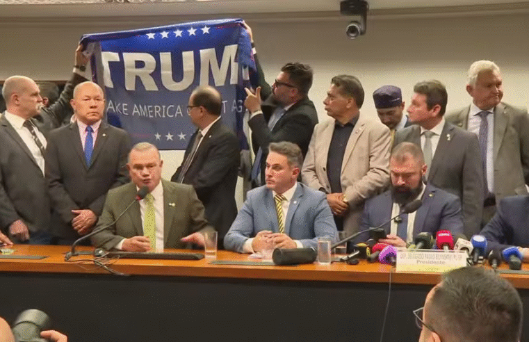 Deputados levam bandeira de Trump em protesto na Câmara