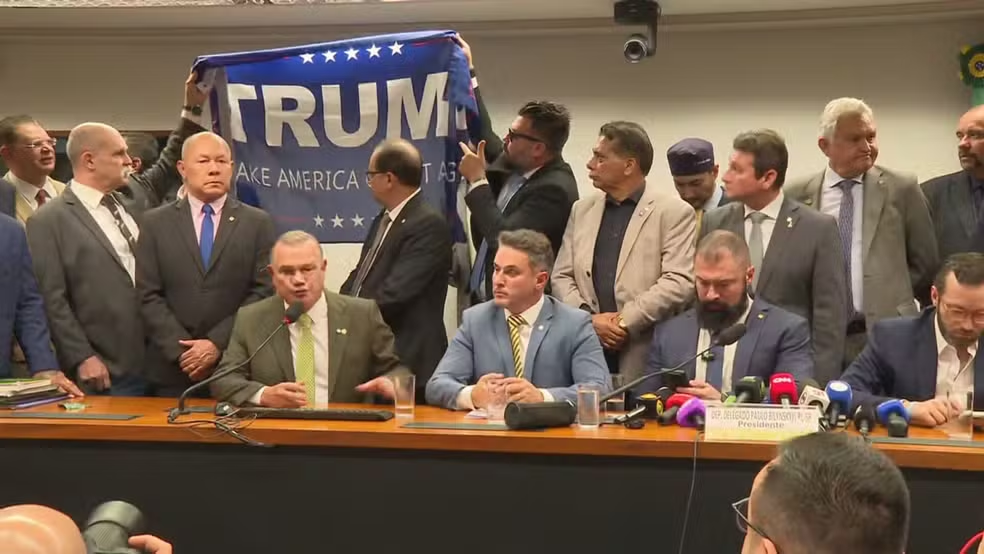 Deputados levam bandeira de Trump em protesto na Câmara
