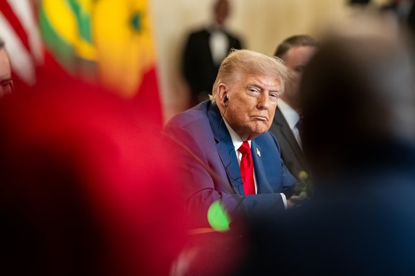 Girão e Carla Dickson apoiam moção de louvor a Trump na Câmara