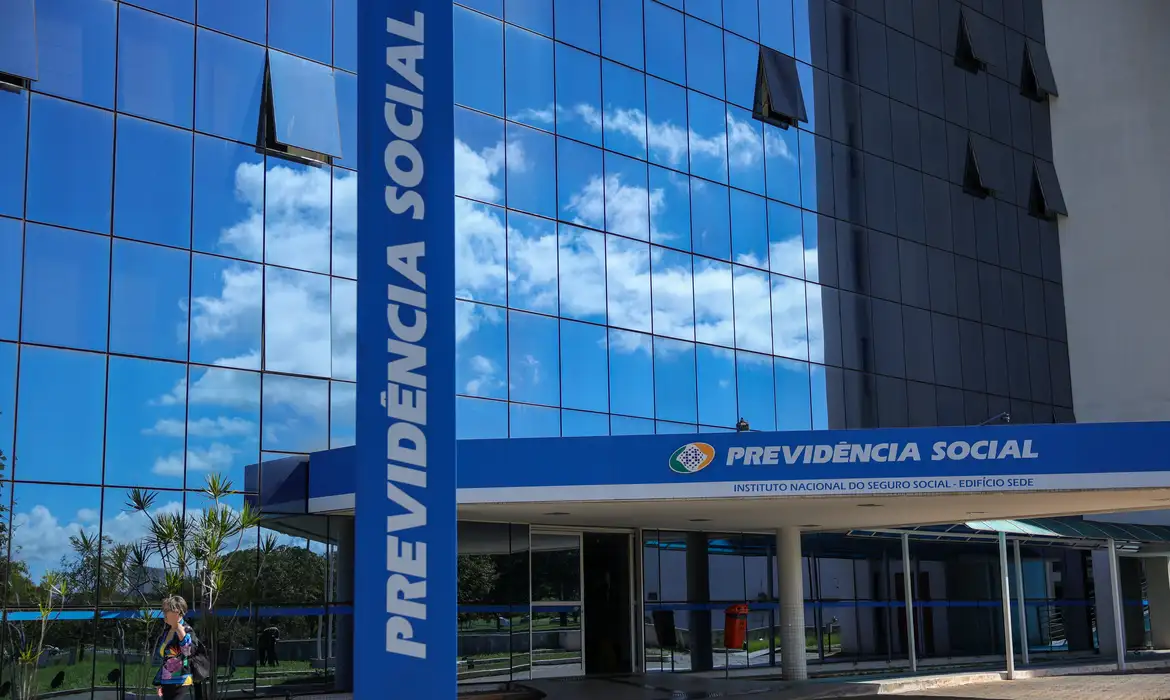 INSS suspende contratos com Crefisa por coação de aposentados