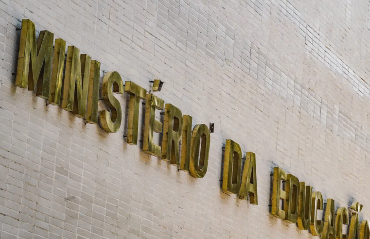 MEC lança curso de 180 horas para professores do ensino médio público