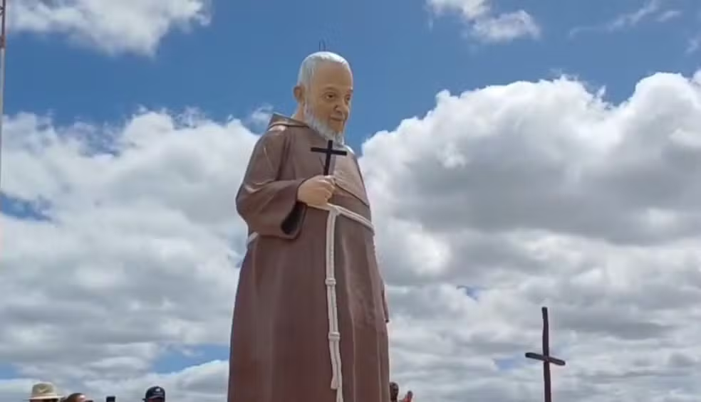 Com 7 metros, estátua de Frei Damião é inaugurada no interior do RN