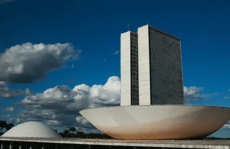 Câmara adia PEC que pode blindar deputados de investigações