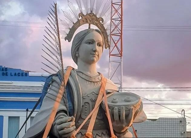 Com 11 metros de altura, estátua de Santa Luzia chega a Mossoró