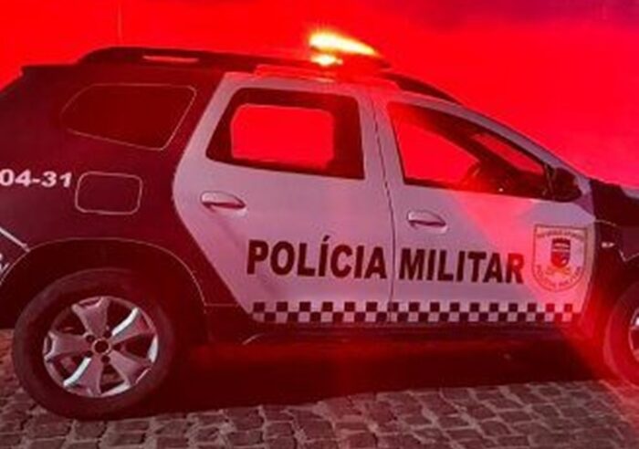 Polícia prende mulher que deixou bebê sozinha em casa para ir a festa