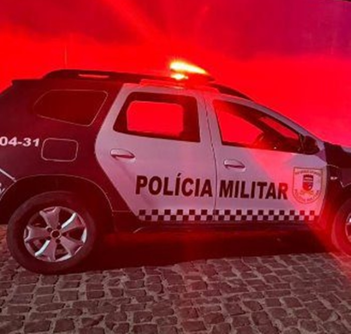 Polícia prende mulher que deixou bebê sozinha em casa para ir a festa