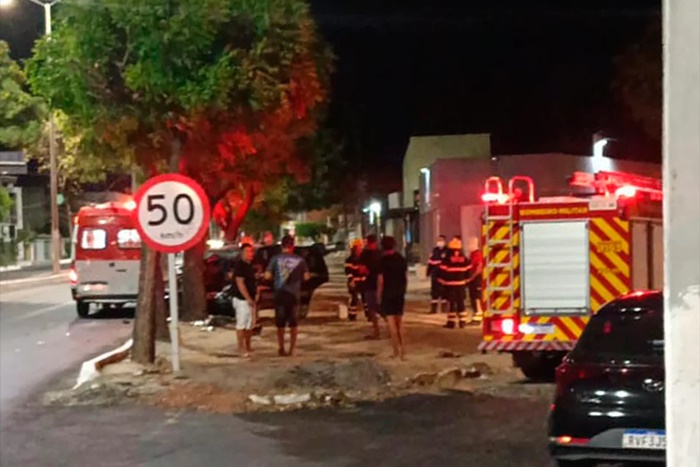 Jovem morre após bater carro contra árvore em Mossoró