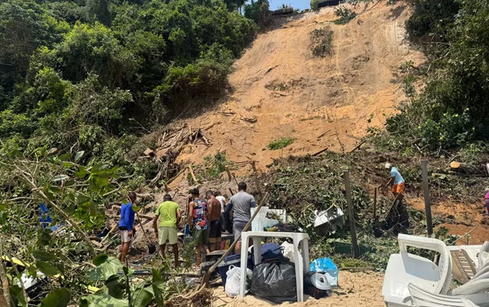 Deslizamento de terra atinge barracas na Praia do Madeiro, em Pipa
