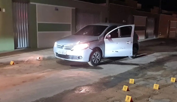 Mais de 50 tiros: homem é assassinado dentro de carro por aplicativo