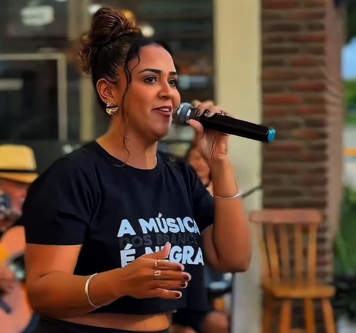 Cantora denuncia agressão com teor racista em bar de Mossoró