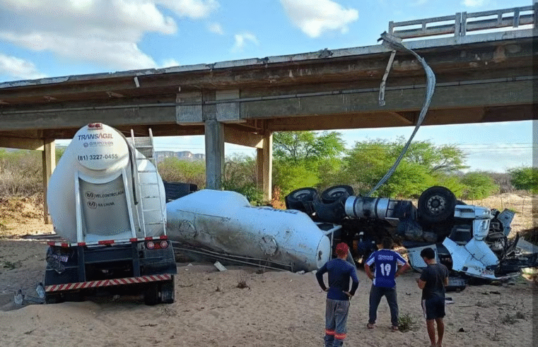 Caminhoneiro morre após sair da pista com carreta bitrem e capotar no interior do RN