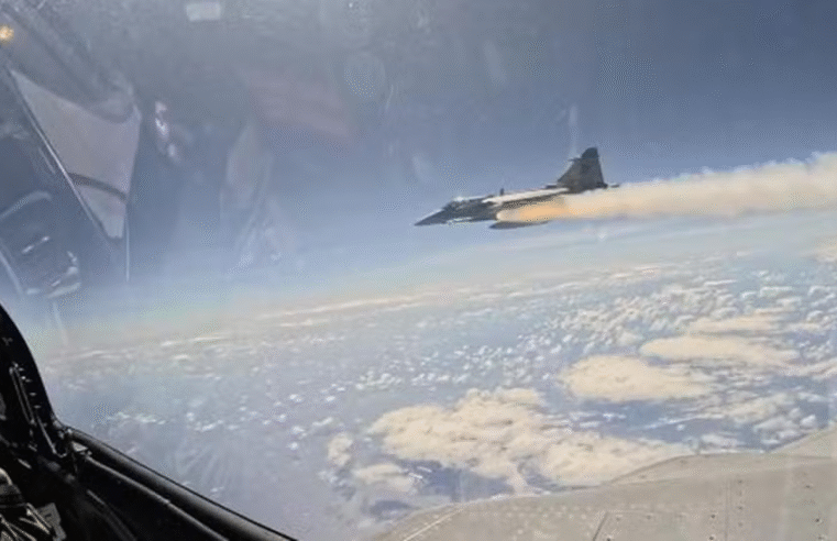 FAB faz primeiro lançamento do míssil Meteor pelo caça F-39E Gripen
