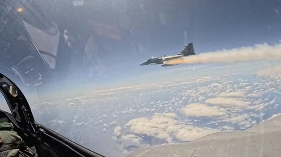 FAB faz primeiro lançamento do míssil Meteor pelo caça F-39E Gripen