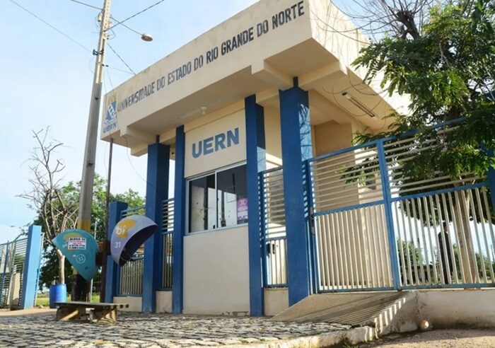 Uern abre processo seletivo com cinco vagas para professores temporários