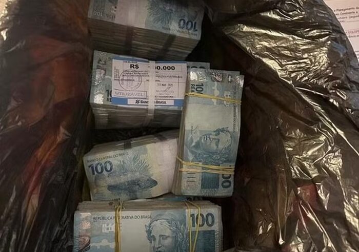 PF apreende R$ 400 mil guardados em saco preto no flat de deputado