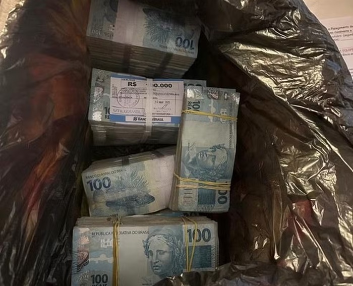 PF apreende R$ 400 mil guardados em saco preto no flat de deputado