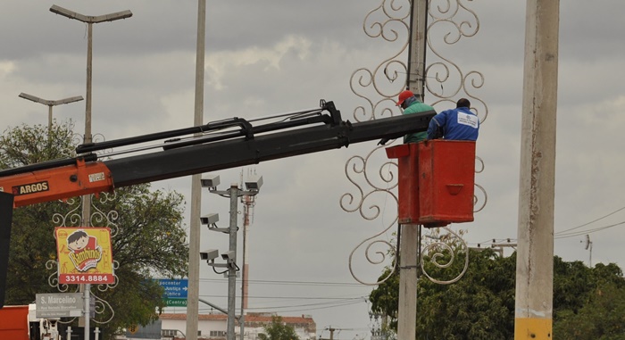 Prefeitura aluga, por seis meses, veículo usado para montagem da decoração natalina