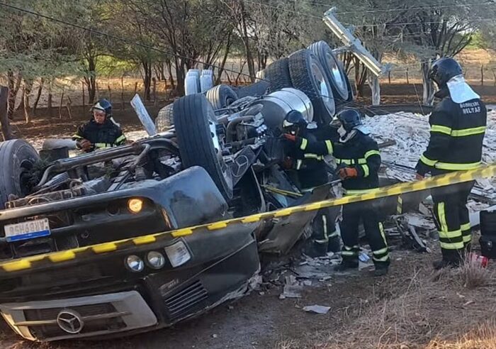 Caminhoneiro morre após carreta carregada de gesso tombar no RN
