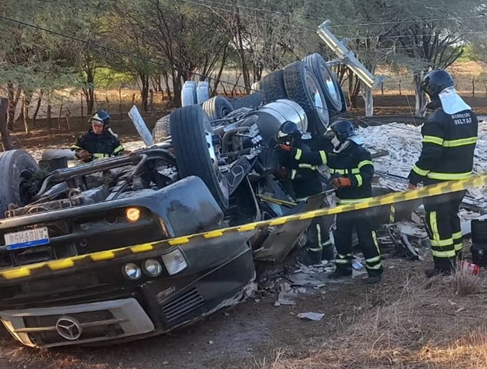 Caminhoneiro morre após carreta carregada de gesso tombar no RN