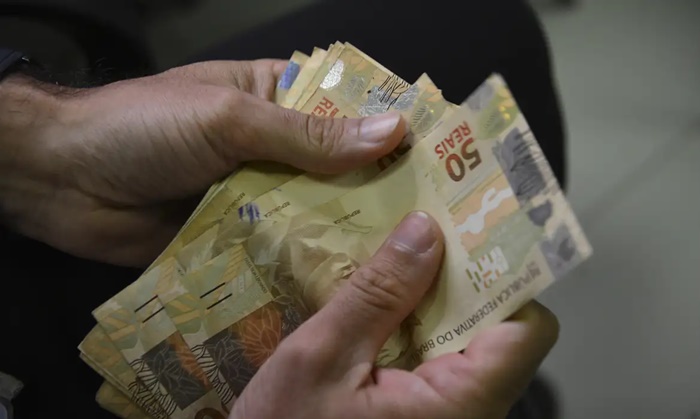 Salário mínimo de R$ 1.621 começa a ser pago nesta segunda