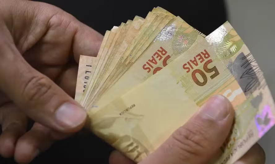 Governo reduz previsão do salário mínimo para R$ 1.627 em 2026