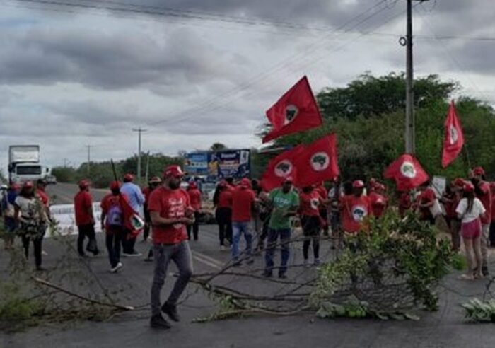 MST bloqueia RN-118 no Vale do Açu e cobra regularização de acampamento