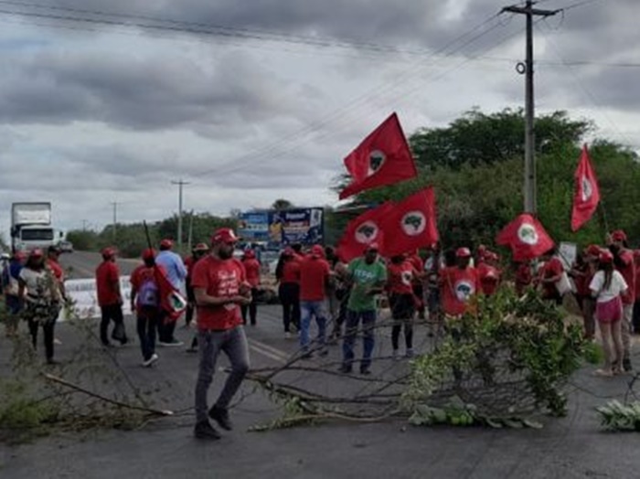 MST bloqueia RN-118 no Vale do Açu e cobra regularização de acampamento