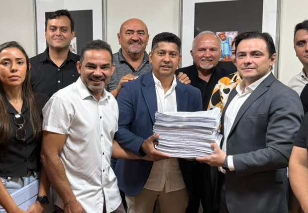 Após cobrança, prefeitura entrega contratos da decoração natalina