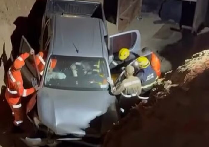 Carro cai em buraco de obra perto da BR-304 em Mossoró
