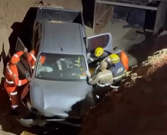 Carro cai em buraco de obra perto da BR-304 em Mossoró