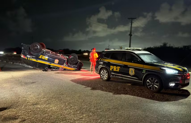 Viatura da PRF capota durante perseguição a motociclista no RN