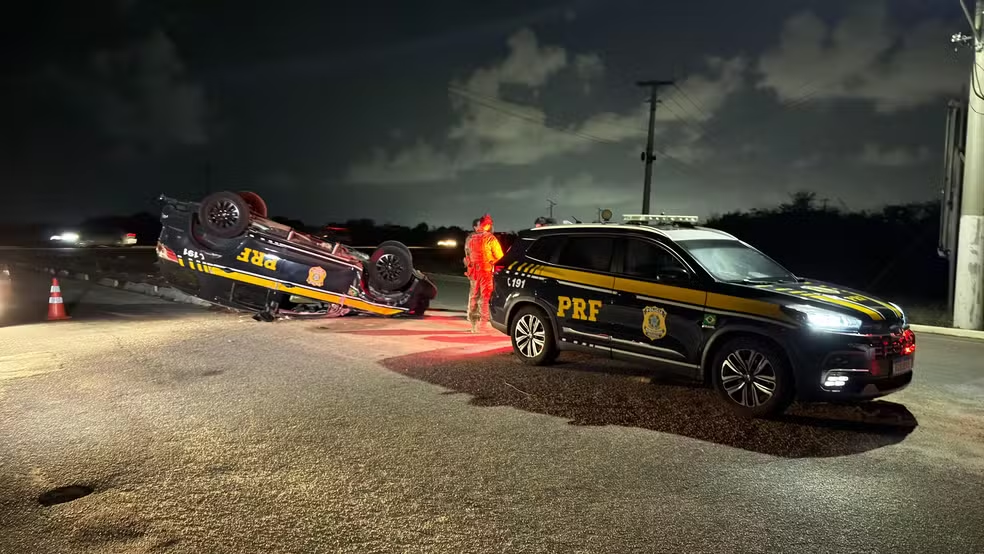 Viatura da PRF capota durante perseguição a motociclista no RN