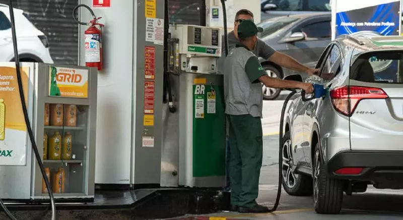 Petrobras reduz preço da gasolina em 5,2% a partir desta terça