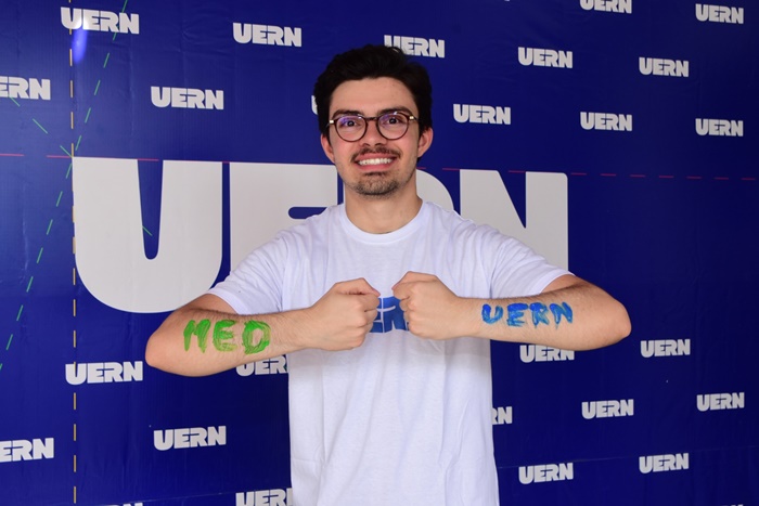‘Emoção muito grande’, diz estudante aprovado em 1º lugar na Uern