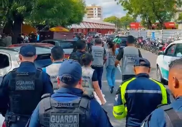 Ambulantes são notificados durante fiscalização no Vuco-Vuco