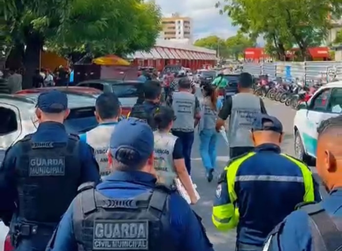 Ambulantes são notificados durante fiscalização no Vuco-Vuco
