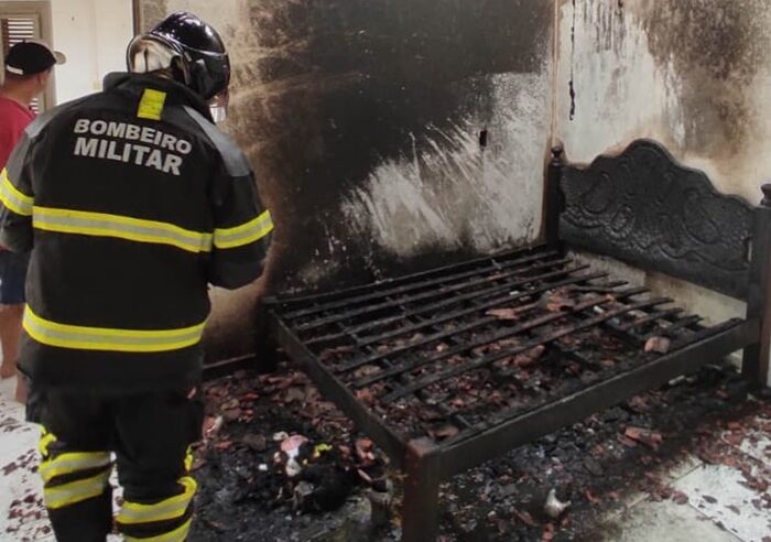 Carregador de celular na tomada causa incêndio em residência