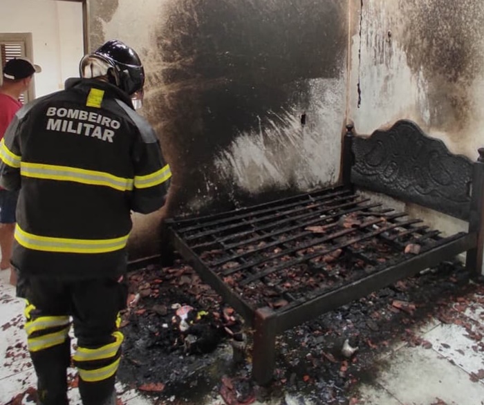Carregador de celular na tomada causa incêndio em residência