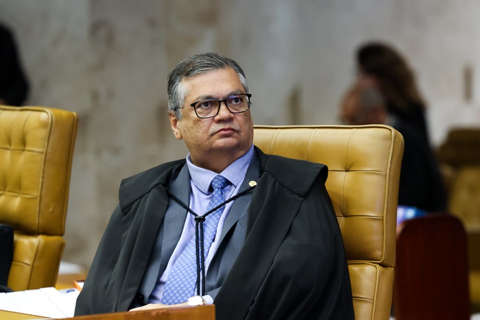 Dino manda suspender ‘penduricalhos’ no serviço público